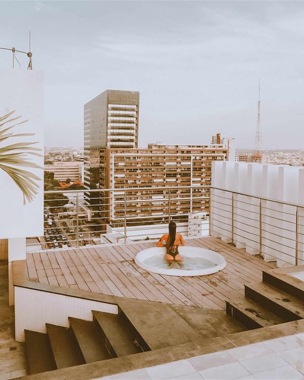 Which UK cruise lines offer the best onboard libraries for literary enthusiasts?