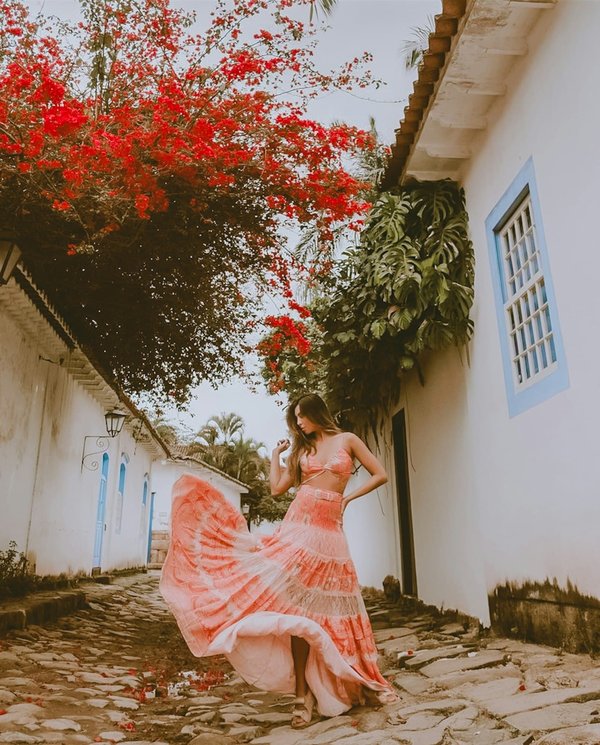 What specific flora can you expect to see in the Welsh national parks during spring?